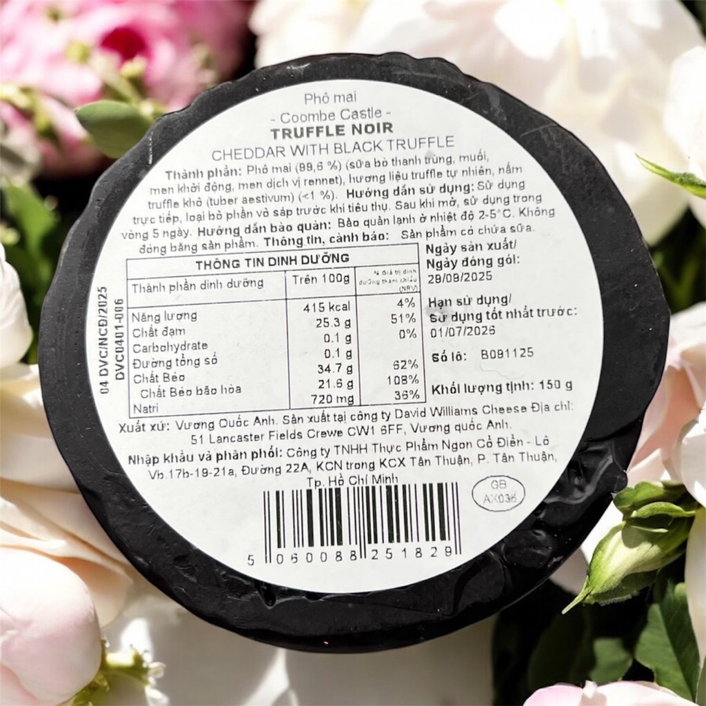 {Date T11} [Giao miền Nam] [Phô mai Anh] Phô mai Coombe Castle Truffle Noir - Cheddar with Black Truffle 150g