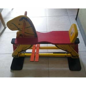 Ngựa xích đu cho bé bằng gỗ sơn màu