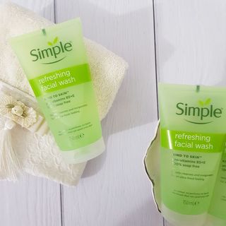 Sữa Rửa Mặt Simple – Nuôi Dưỡng Da, Loại Bỏ Bụi Bẩn Hằng Ngày