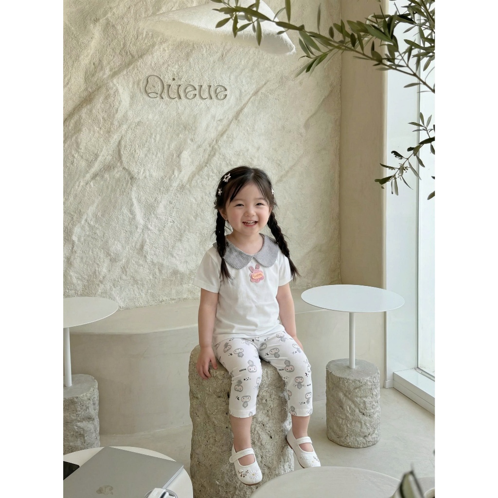 Set bộ cộc tay bé gái cổ sen Miniumbaby có cúc gáy gắn hình mix quần lửng chất cotton mềm mịn SB2622