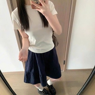 Chân váy lửng có quần bảo hộ bên trong, chất đũi gân có túi 2 bên dáng xòe tầng nhẹ nhàng