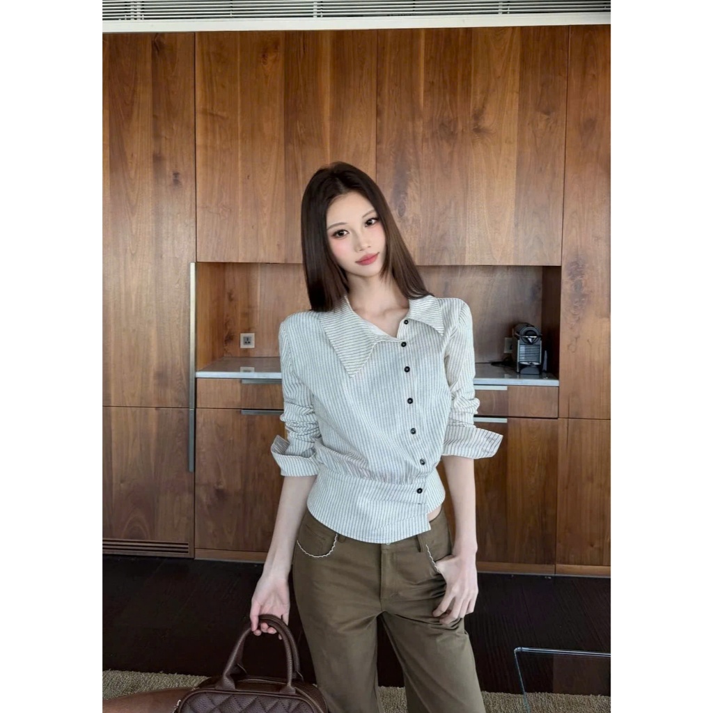 (sẵn)Áo sơ mi dáng vừa hoạ tiết kẻ sọc màu trắng kết hợp khuy gấu thanh lịch ASM019 - Tiktik