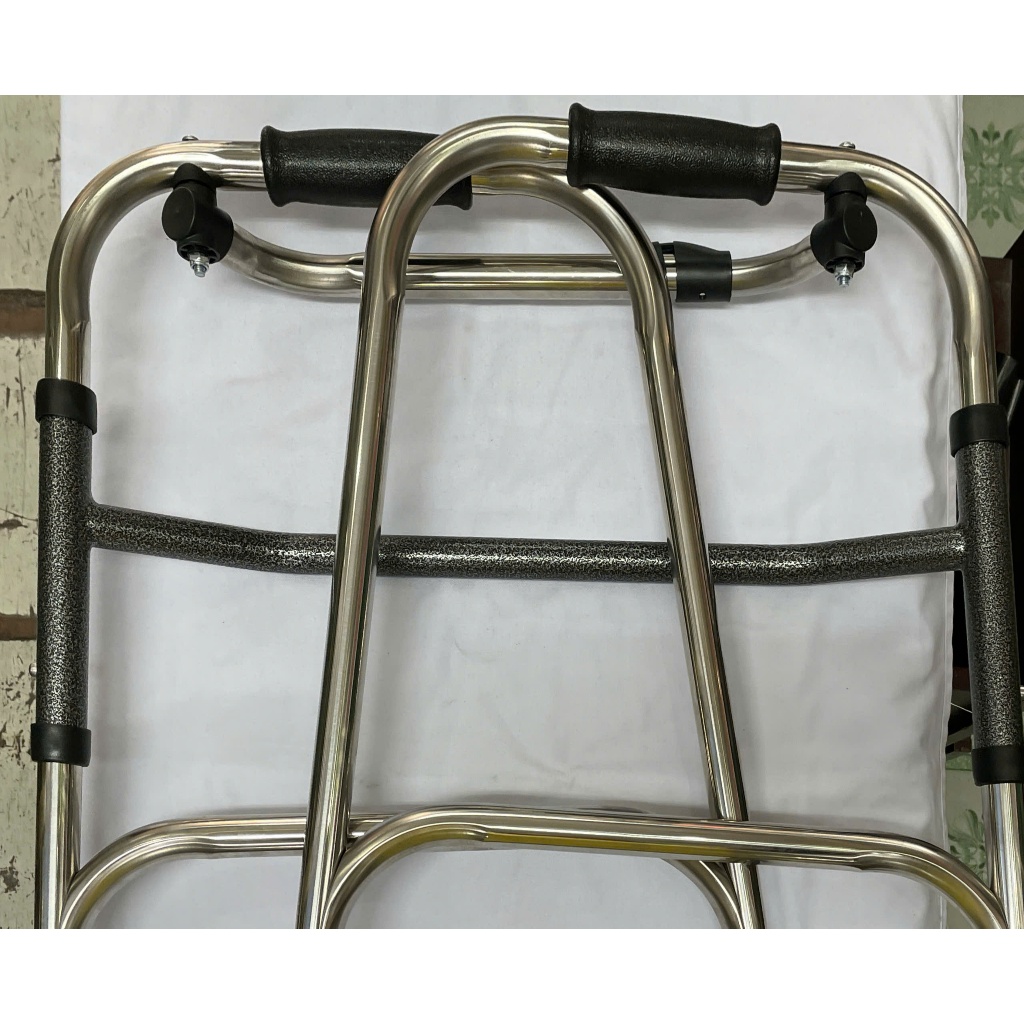Khung tập đi  Lucass VK-913 cho người già chất liệu hợp kim inox, nhẹ nhàng ,chắc chắn, chống trơn trượt