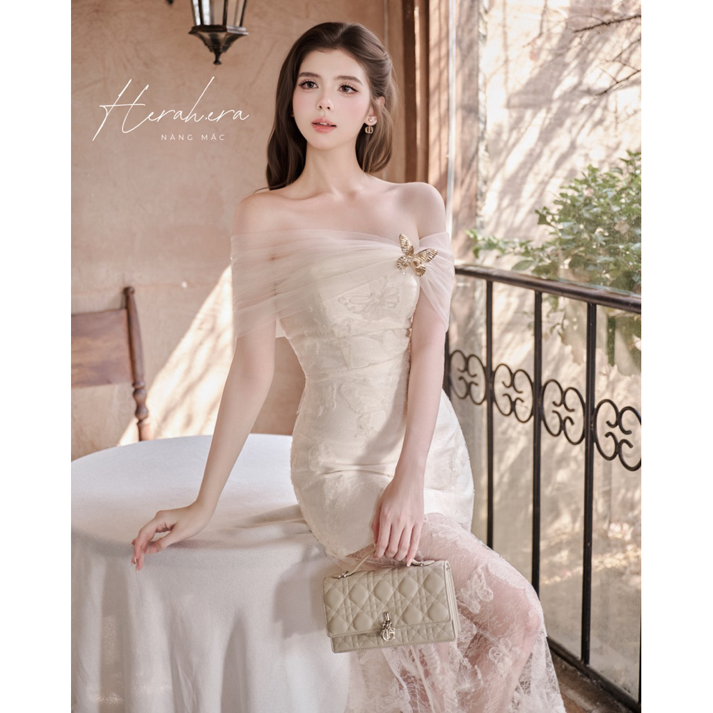 HERAH.ERA 𝐋'𝐀𝐮𝐫𝐚 𝐃𝐫𝐞𝐬𝐬 - Đầm Body Trễ Vai Phối Tà Ren Thêu Cánh Bướm Nổi Dáng Dài Đi Tiệc Cao Cấp