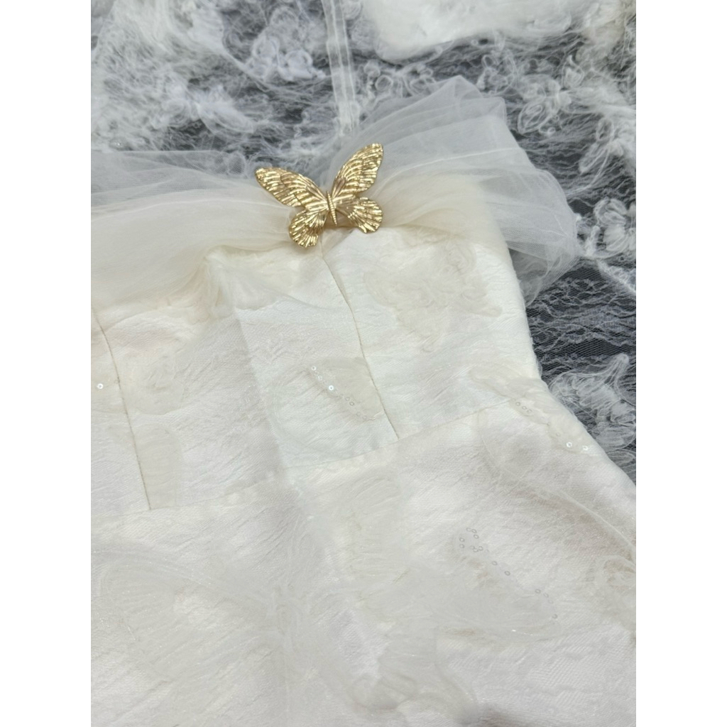 HERAH.ERA 𝐋'𝐀𝐮𝐫𝐚 𝐃𝐫𝐞𝐬𝐬 - Đầm Body Trễ Vai Phối Tà Ren Thêu Cánh Bướm Nổi Dáng Dài Đi Tiệc Cao Cấp