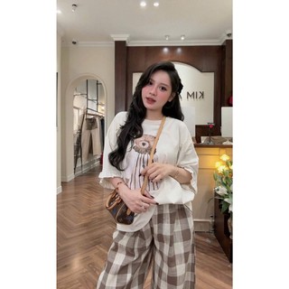 Set Bộ Đồ Nữ Áo Phông Kem In Gấu Nâu Mặc Áo Choàng Ngắn Tay Viền Bèo Mix Quần Kẻ Caro Nâu Jogger Ống Rộng