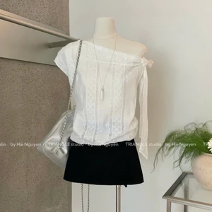 TRIANGLE - Young Shirt (Cân nhắc kỹ, return is not welcomed) Áo boi thêu lệch vai style Hàn trẻ trung, thanh lịch