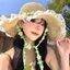mũ cói đan thủ công, vành rộng che nắng cực tốt, điểm nhấn là viền ren nhẹ nhàng cùng dây hoa nhỏ xinh