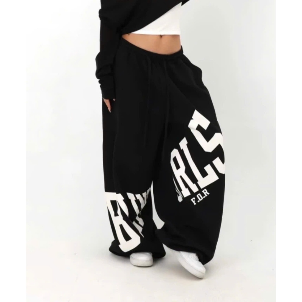 (sẵn)Quần nỉ ống rộng hoạ tiết chữ chéo màu ghi và đen phong cách hiphop đi nhảy QN006 - Tiktik