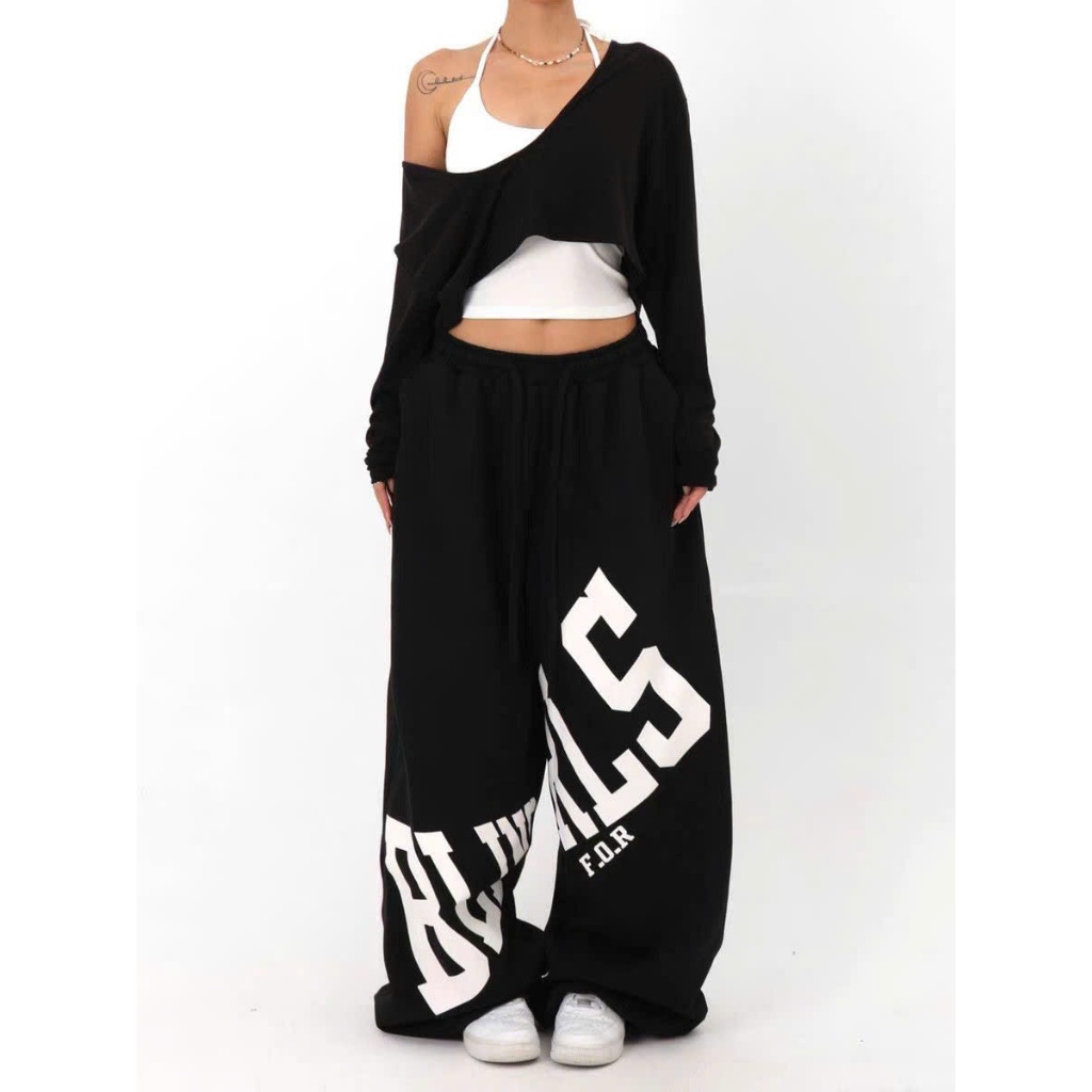 (sẵn)Quần nỉ ống rộng hoạ tiết chữ chéo màu ghi và đen phong cách hiphop đi nhảy QN006 - Tiktik