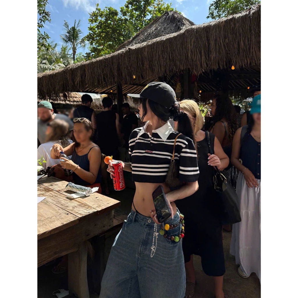 Áo polo croptop ngắn kẻ ngang đơn giản hoạ tiết chữ nhỏ màu trắng đen APL007 - Tikik