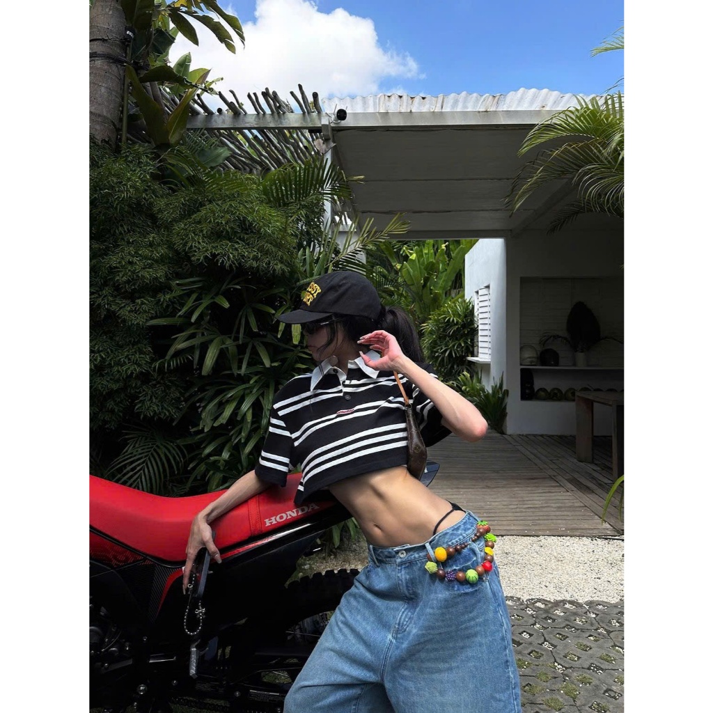 Áo polo croptop ngắn kẻ ngang đơn giản hoạ tiết chữ nhỏ màu trắng đen APL007 - Tikik