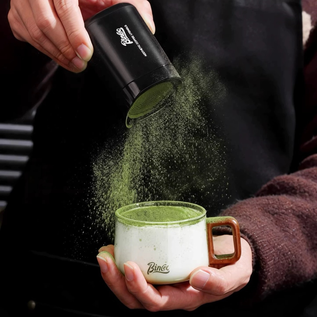 [HOẢ TỐC]Hộp Rắc Bột Cà Phê BINCOO Inox 304 – Dụng Cụ Rắc Cacao Latte Art Có Nắp Gỗ,Nam Châm Cao Cấp