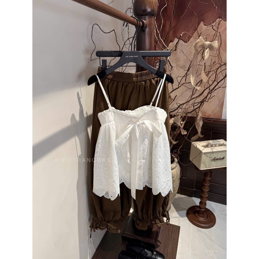 NH CLOTHER -Set áo dây trắng thêu đục lỗ thắt nơ lưng phối quần boom màu nâu tây