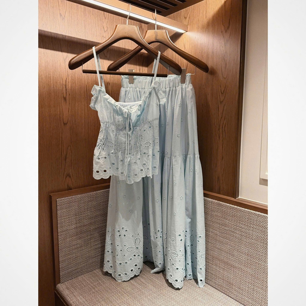 ZIMM STORE-Áo hai dây thắt nơ ngực phối chân váy maxi tầng xòe rộng vải đũi thêu