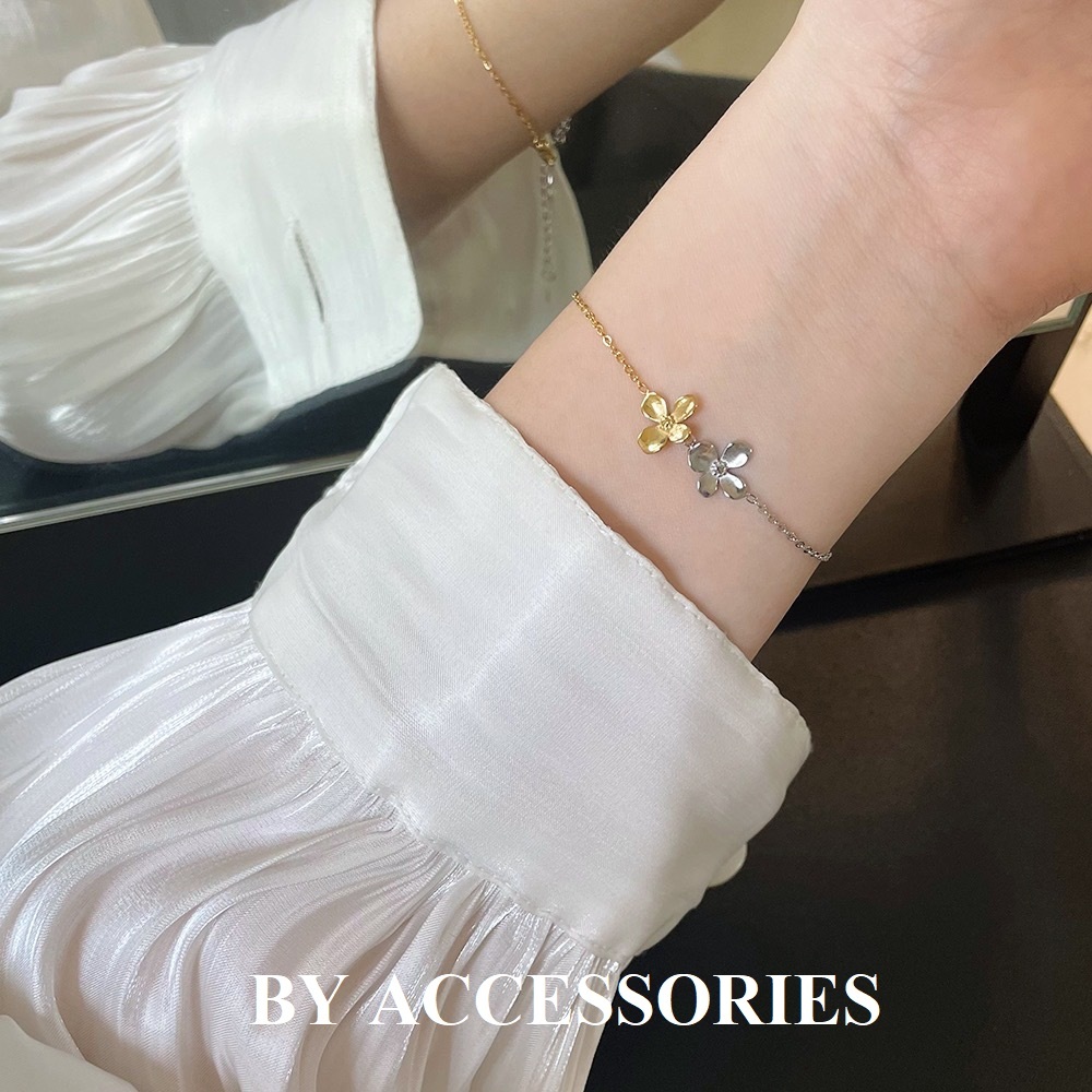 Lắc tay nữ titan phối xích và hoa mộc tê 2 màu vàng bạc mới lạ không gỉ W2607 BY ACCESSORIES