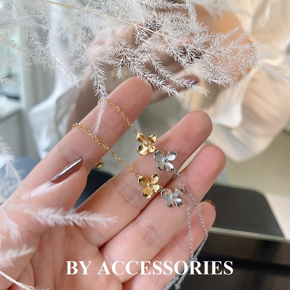 Lắc tay nữ titan phối xích và hoa mộc tê 2 màu vàng bạc mới lạ không gỉ W2607 BY ACCESSORIES