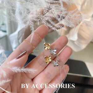 Lắc tay nữ titan phối xích và hoa mộc tê 2 màu vàng bạc mới lạ không gỉ W2607 BY ACCESSORIES