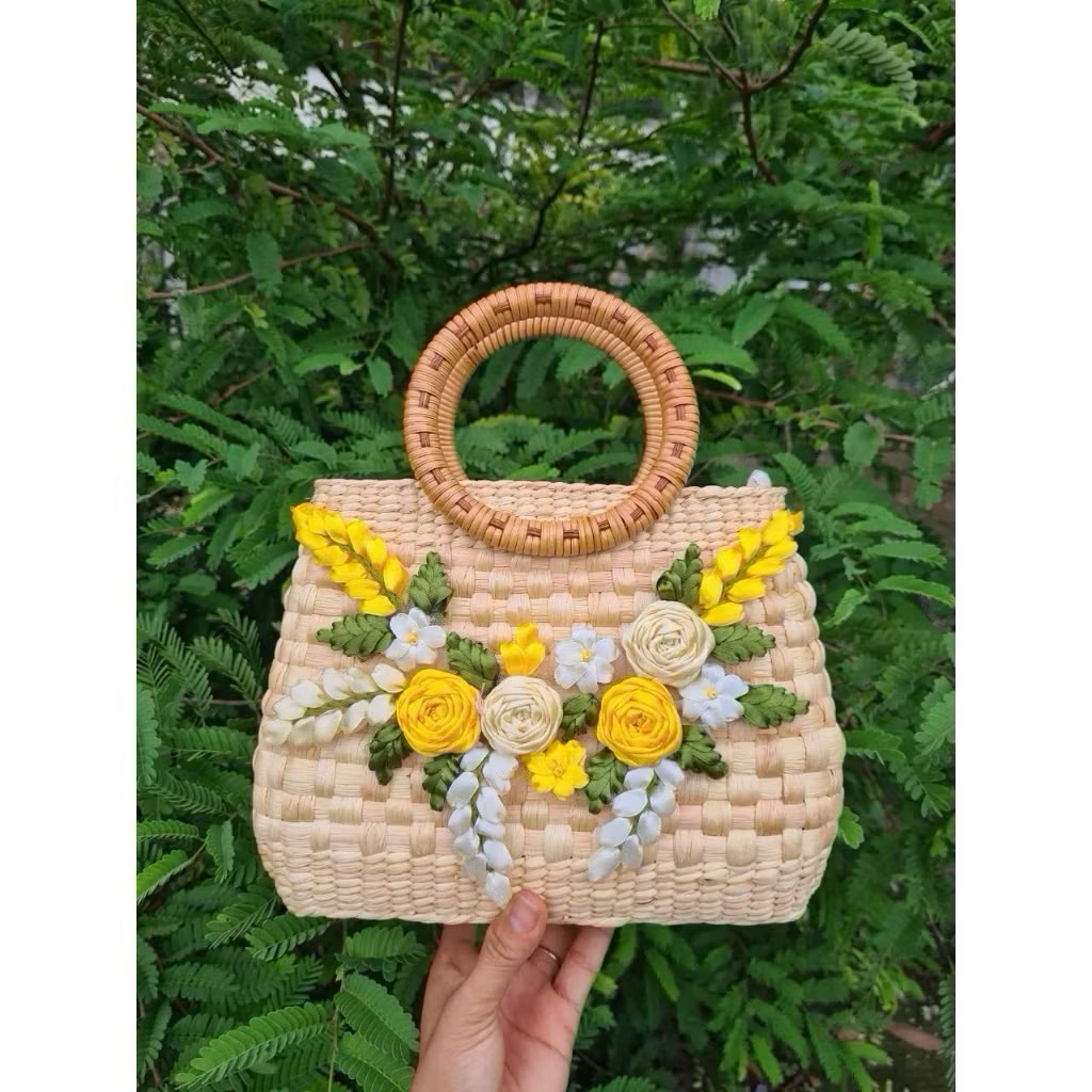 Túi cói lục bình quai mặt trăng đính hoa thêu ruy băng - túi xách nữ đi chơi đi tiệc - kho sỉ túi cói lục bình