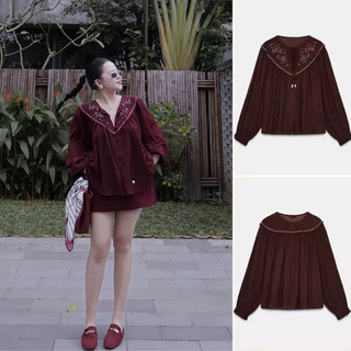 Áo đỏ sẫm dài tay phối họa tiết