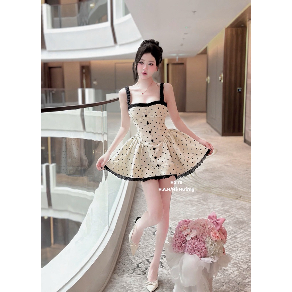Váy 2 dây chấm bi dáng xoè đính khuy trẻ trung
