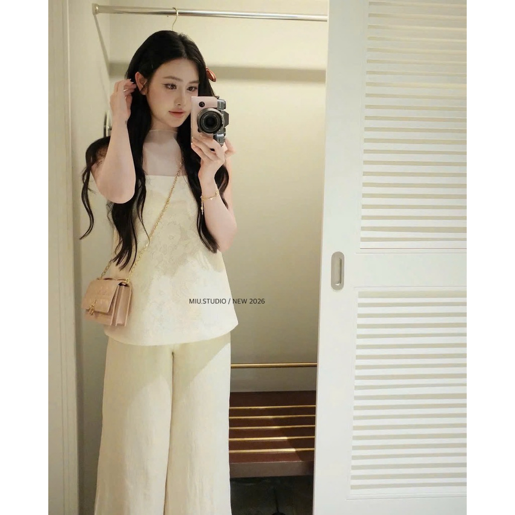 Set áo gấm hoa nổi phối lưới cổ tròn kèm quần cao cấp , bộ đồ gấm trắng kem cao cấp mặc đi du lịch đi biển sang chảnh