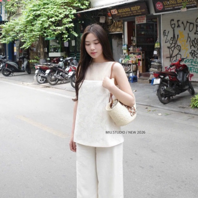 Set áo gấm hoa nổi phối lưới cổ tròn kèm quần cao cấp , bộ đồ gấm trắng kem cao cấp mặc đi du lịch đi biển sang chảnh
