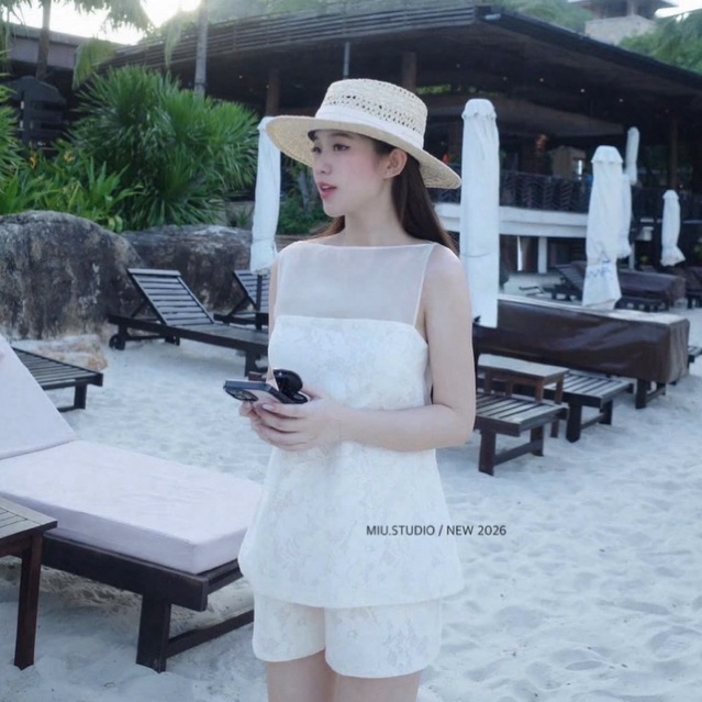 Set áo gấm hoa nổi phối lưới cổ tròn kèm quần cao cấp , bộ đồ gấm trắng kem cao cấp mặc đi du lịch đi biển sang chảnh