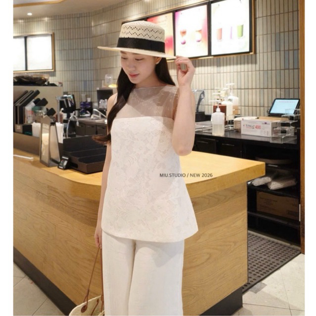 Set áo gấm hoa nổi phối lưới cổ tròn kèm quần cao cấp , bộ đồ gấm trắng kem cao cấp mặc đi du lịch đi biển sang chảnh