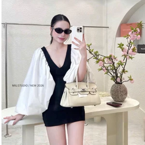Váy thiết kế dáng ngắn phối tay tơ bồng bềnh cao cấp , Đầm nữ ôm body cổ V phối 2 màu đen trắng siêu hot 2026