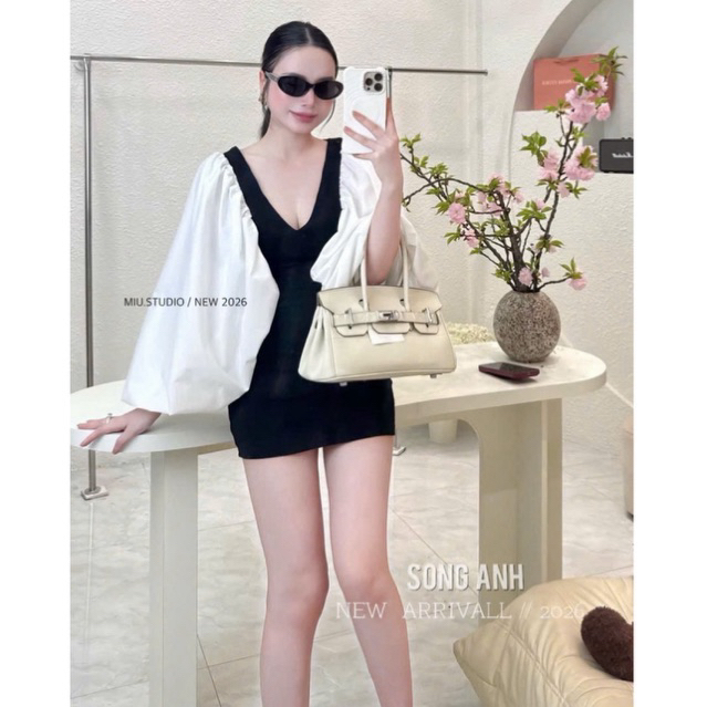 Váy thiết kế dáng ngắn phối tay tơ bồng bềnh cao cấp , Đầm nữ ôm body cổ V phối 2 màu đen trắng siêu hot 2026