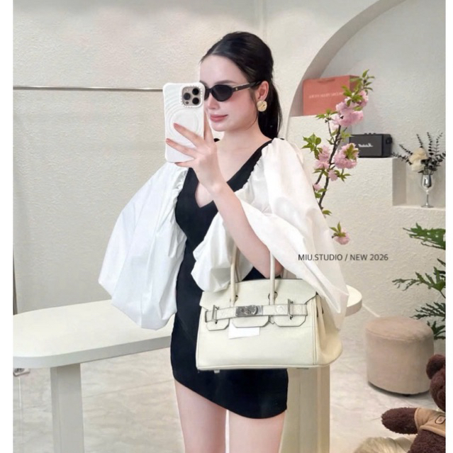 Váy thiết kế dáng ngắn phối tay tơ bồng bềnh cao cấp , Đầm nữ ôm body cổ V phối 2 màu đen trắng siêu hot 2026