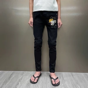 quần Jeans nam đen trơn thêu đùi vàng có bốn cúc