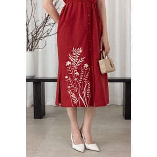 SWANLAKE | Váy Đầm Nữ Midi Cổ Chữ V Dây Thắt Eo Vải Linen Thêu Hoa Cài Nút Xẻ Tà Đi Biển D13519