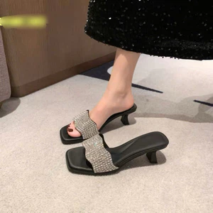 👠👜🎒🕶️…Guốc đá