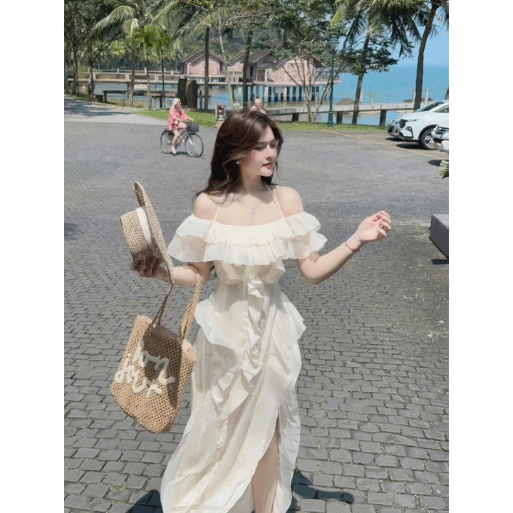 Đầm maxi màu kem dây bèo trễ vai xếp tầng xẻ tà trước kiểu Đầm maxi Đi biển chụp ảnh siêu xinh JT130
