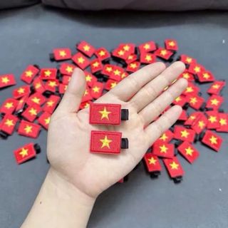 Kẹp tóc cờ đỏ sao vàng bằng vải thêu sắc nét mừng đại lễ