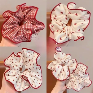 Scrunchies cột tóc nâu họa tiết chấm bi hot trend dành cho bạn nữ