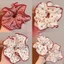 Scrunchies cột tóc nâu họa tiết chấm bi hot trend dành cho bạn nữ