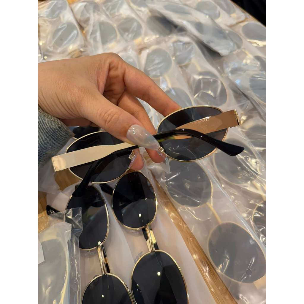 Kính Mắt Oval Đen Sang Chảnh Phong Cách Hàn Đậm Vibe Du Lịch - Nắng Case
