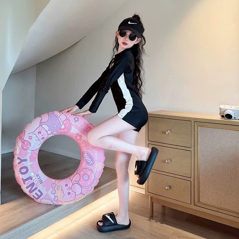 Đồ bơi liền thân tay dài phối sọc thể thao form ôm tôn dáng, đồ bơi chống nắng phong cách năng động cho mẹ và bé gái