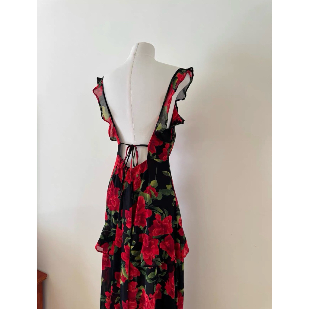 Lulus | Đầm maxi hoa đỏ hở lưng quyến rũ giữa phố đêm 🌹