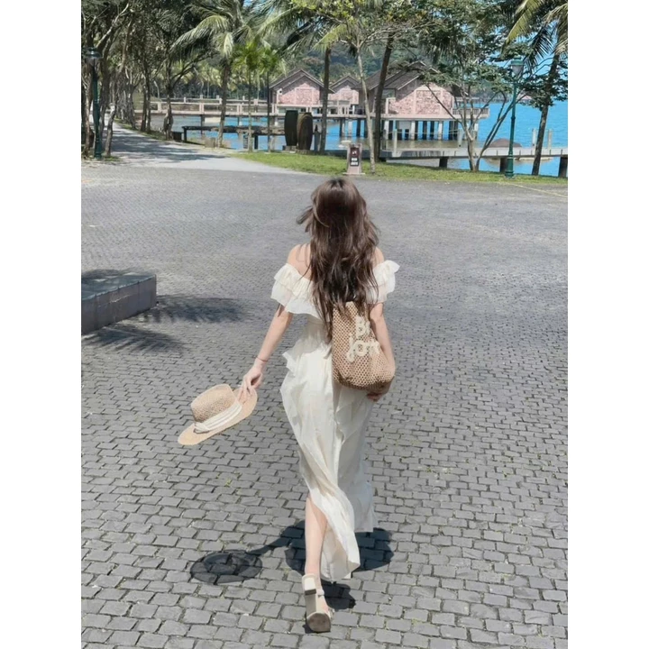 Đầm maxi màu kem dây bèo trễ vai xếp tầng xẻ tà trước kiểu Đầm maxi Đi biển chụp ảnh siêu xinh JT130