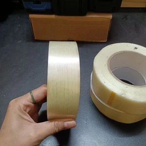 1 Cuộn băng keo sợi thủy tinh, rộng 2 cm và 4cm, dài 50 mét, lõi siêu mỏng
