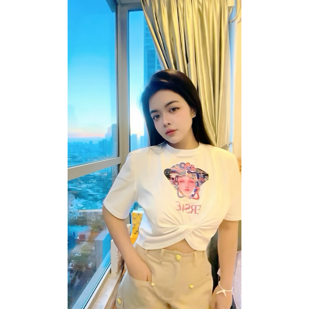 set áo croptop Versace kèm ghim băng và váy thun nút charm Versace