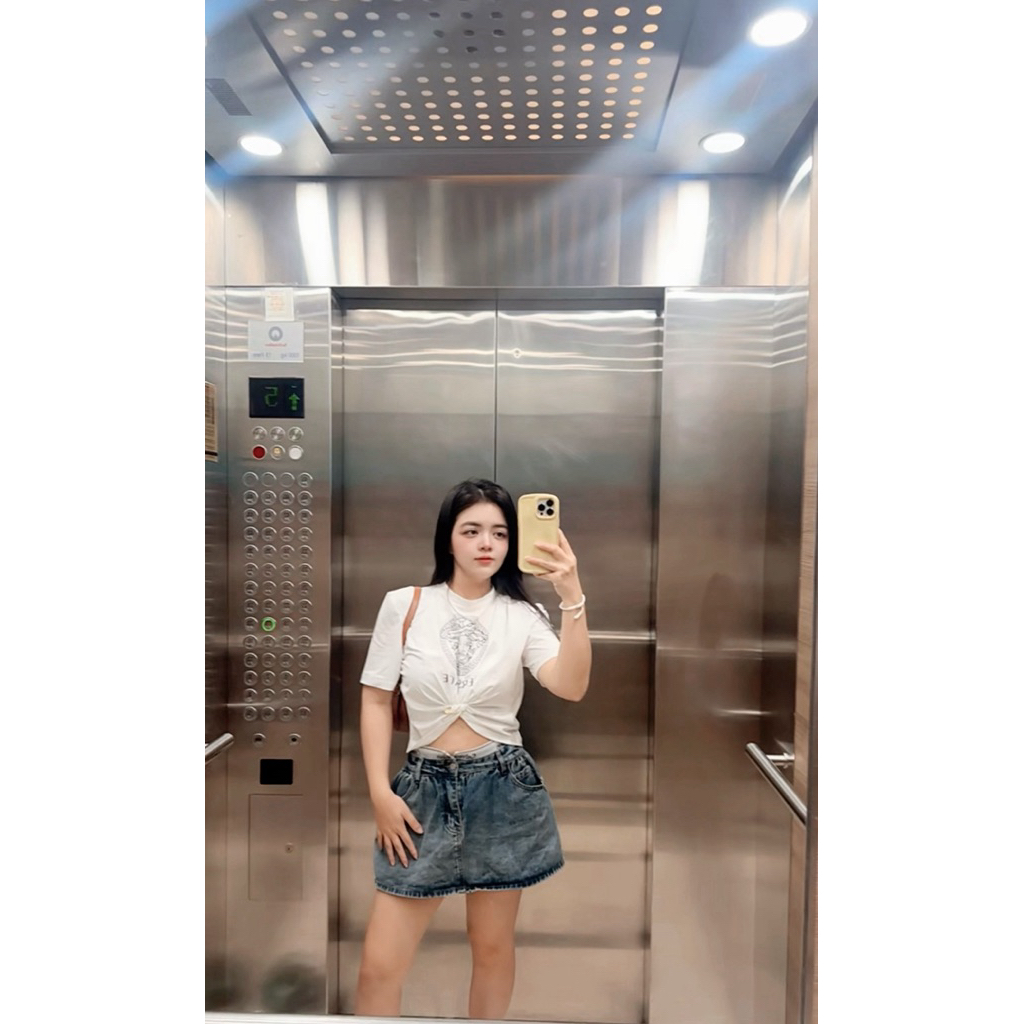set áo croptop Versace kèm ghim băng và váy thun nút charm Versace