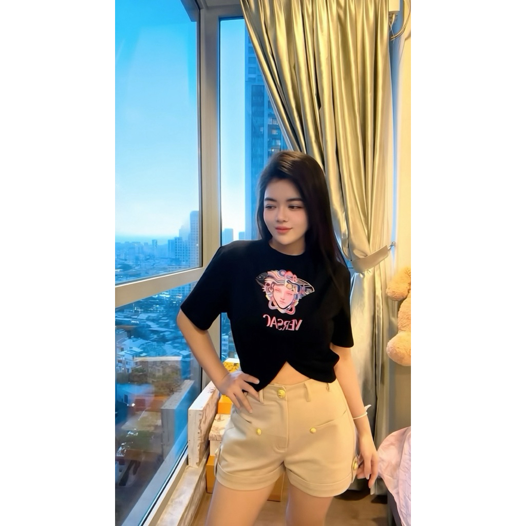 set áo croptop Versace kèm ghim băng và váy thun nút charm Versace