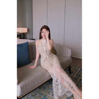 Amber Lady Dress Với thiết kế đuôi cá cổ yếm mềm mại, điểm nhấn charm hoa tháo rời vừa xinh vừa sangg