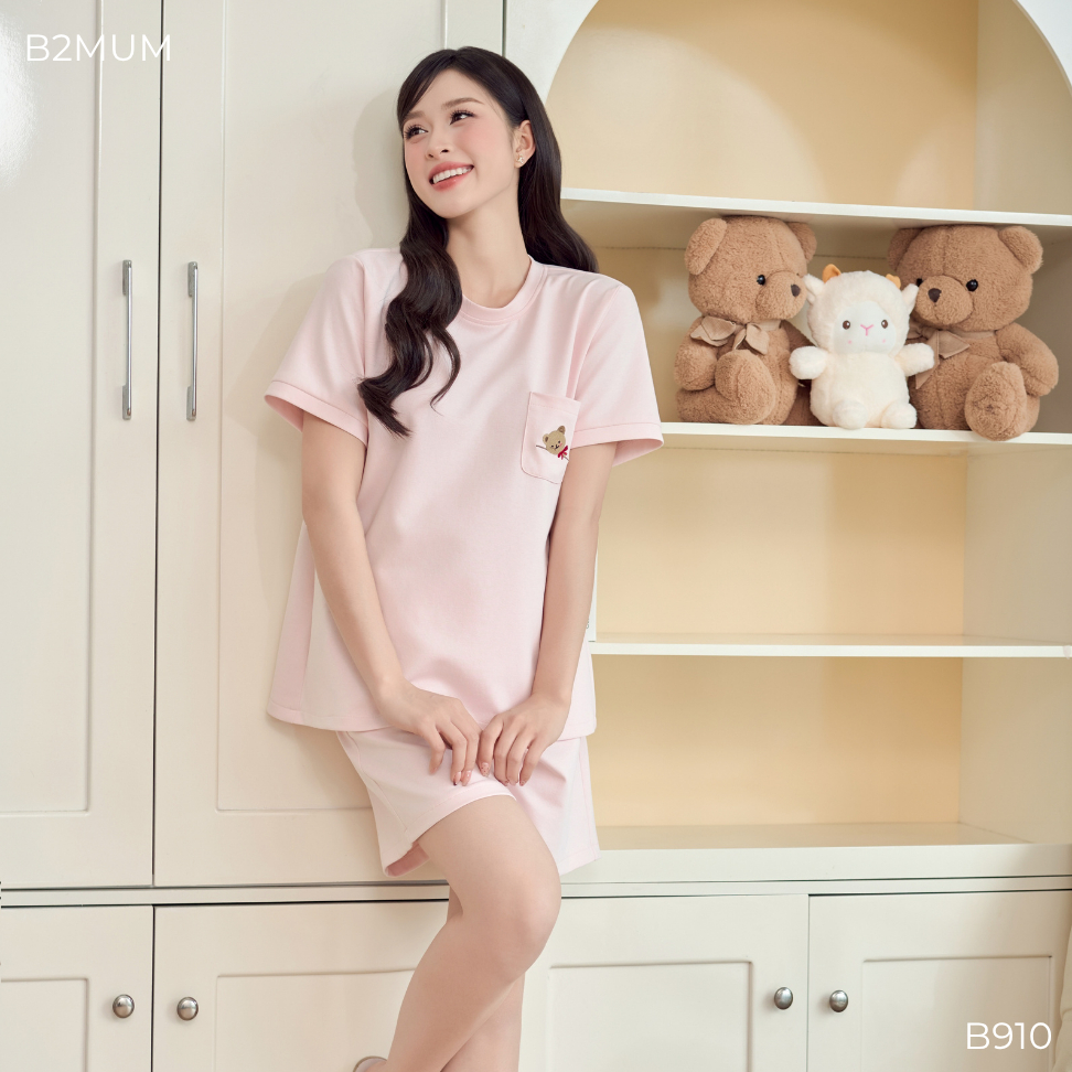 Bộ Bầu Cotton Hồng Pastel In Gấu Ngực – Đồ Bộ Mặc Nhà Mềm Mịn Dáng Suông Thoải Mái Cho Mẹ Bầu & Sau Sinh Mellow Set B910