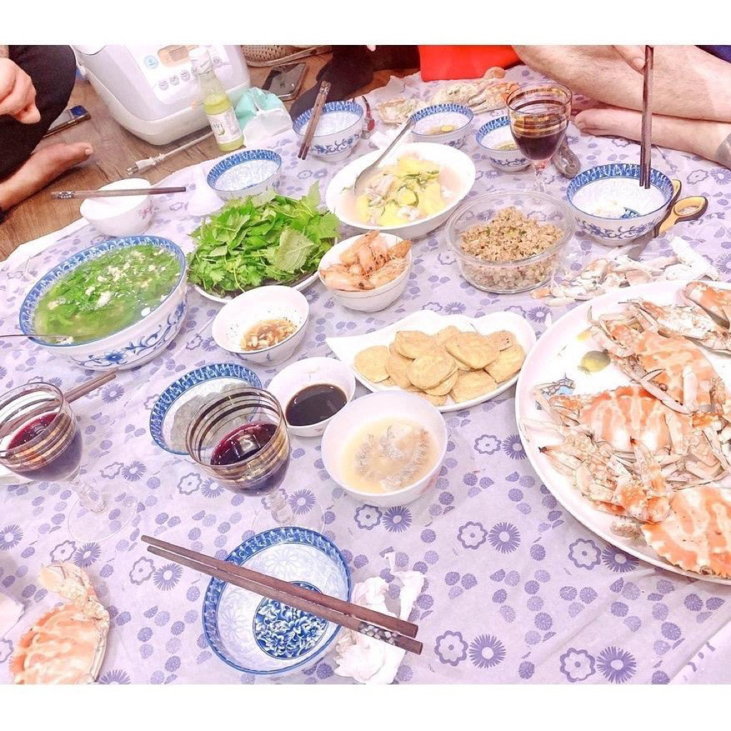 Khăn trải bàn ăn nilon dùng 1 lần - 1 túi 10 khăn
